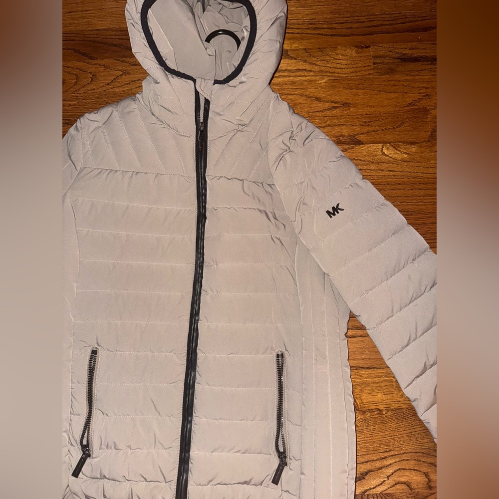 Michael Kors Packable Downfill Jacket
SIZE SMALL